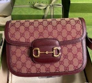 马衔扣1955系列手袋采用米色和酒红色经典GG帆布制作