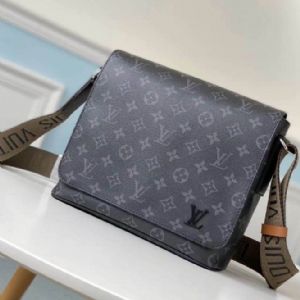 大品牌男包风格时尚又百搭适宜随身携带的首选包款