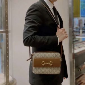 马衔扣1955系列肩背包，经典细节与现代时尚精髓打造