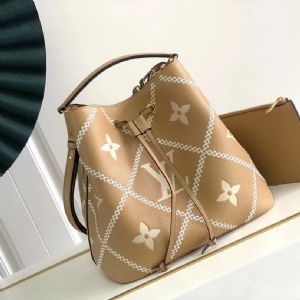 NéoNoé手袋水桶包对版专柜，可拆卸手柄和肩带实现多种背携方式