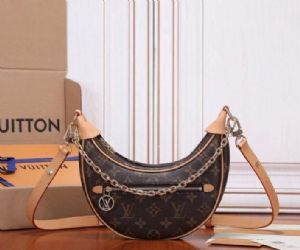 lv LOOP手袋可容纳手机和钱夹等日常所需，对版专柜制作