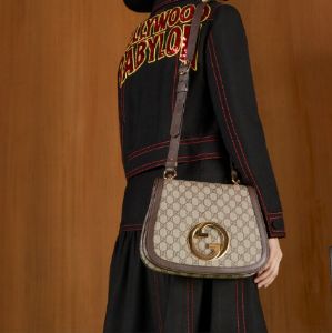 精品名包Attache系列肩背包，互扣式双G标识大品牌