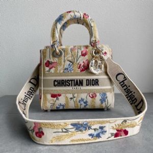 DiorLady D-Lite手袋，高雅经典的设计经久不衰