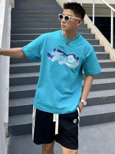 给大家介绍下近年来火爆全网的生产厂商定制的时尚潮牌男装