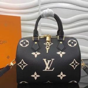 lv Speedy手袋配肩带，可拆卸肩带可斜挎多种背法选择