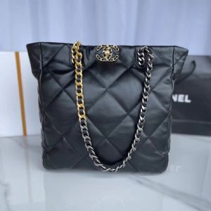 新品CF手袋金属球链条包，肩带长度可调节时尚很受欢迎的包包