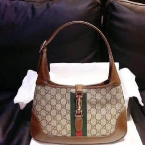 Jackie 1961系列手袋打造手提肩背或斜挎等多样化的携带