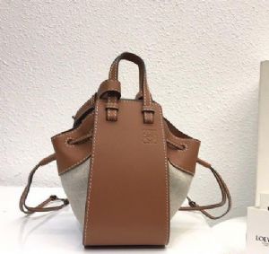 LOEWE罗意威包包Hammock皮革手袋造型百变时尚