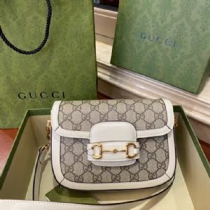 马衔扣1955系列手提包采用灵活百搭的实用设计和风格