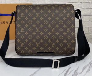 Lv男包A 货名牌包包质量媲美专柜代购时髦又实用