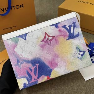 lv手拿包男士必备内设贴袋及卡位确保随行所需齐整有序