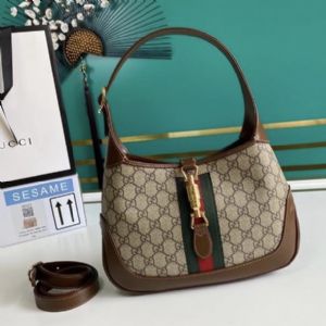 古 驰GG Marmont系列绗缝肩背包，经典时尚不易过时