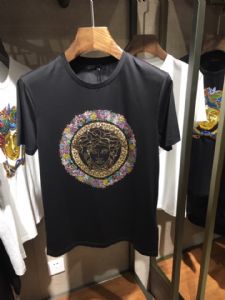 给大家分享下时尚潮牌著偧品男装批发供货商