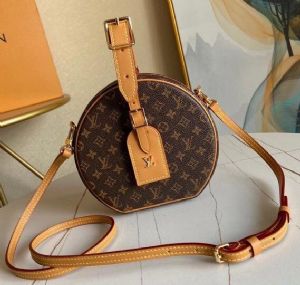 LvDauphine手袋以摩登风格展现品牌传统尽显路易威登时尚